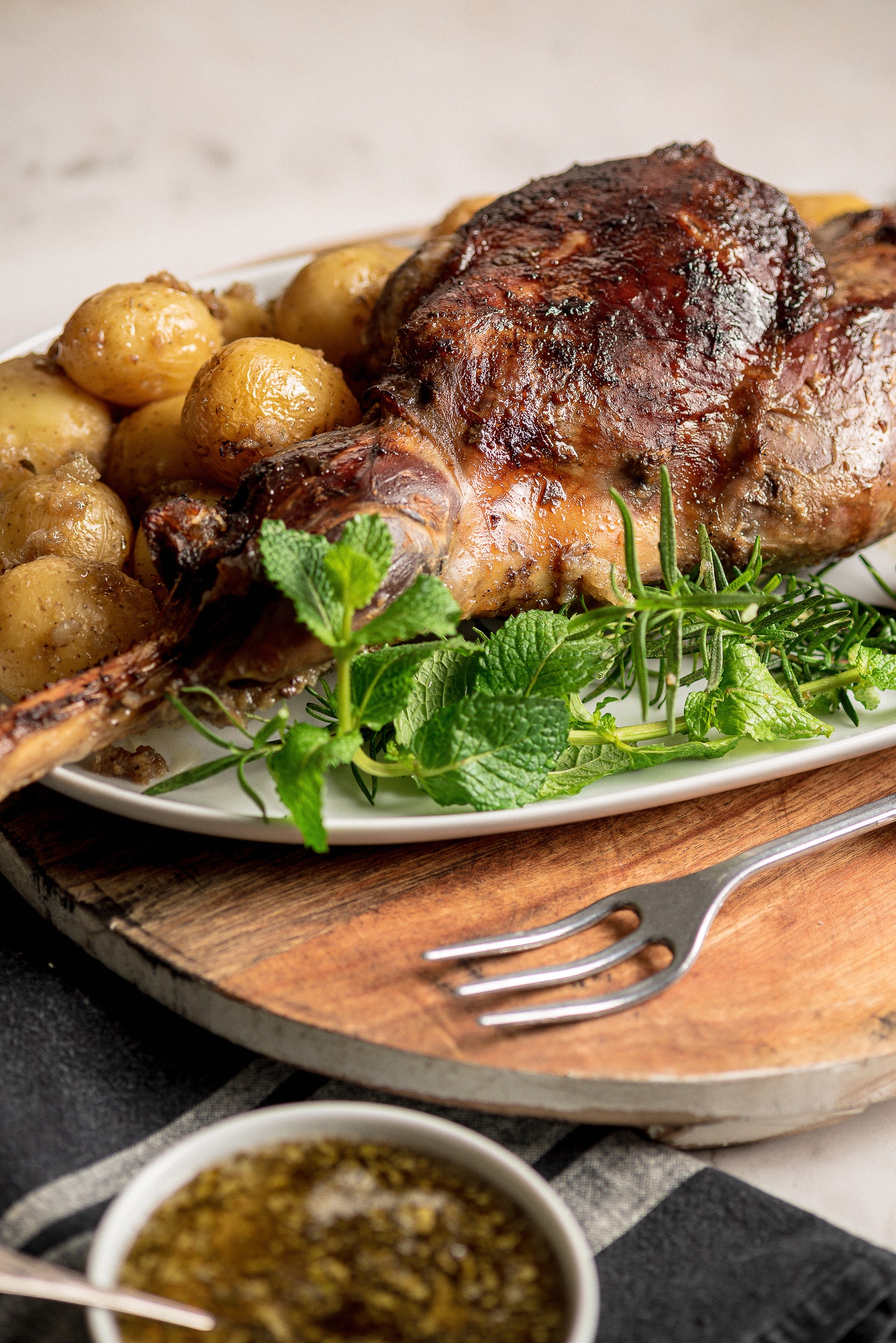 PERNIL ASSADO COM BATATAS