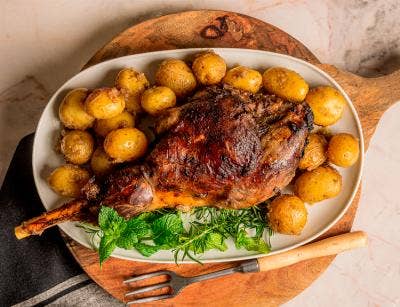 PERNIL ASSADO COM BATATAS