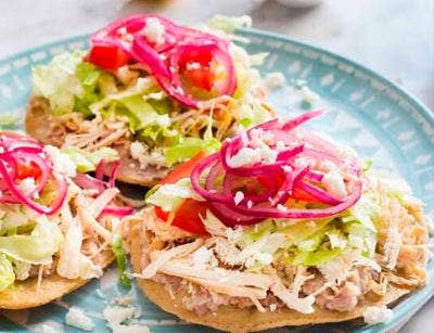 TOSTADA POLLO CRIOLLO