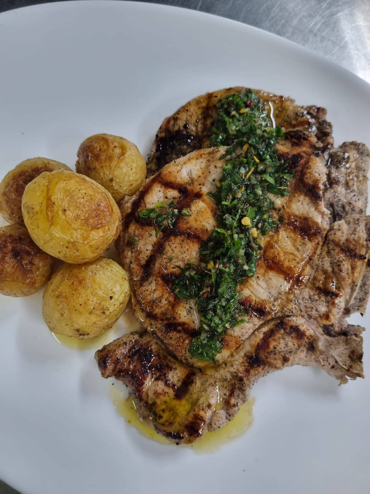 BISTECA DE PORCO COM MOLHO CHIMICHURRI E BATATA BOLINHA